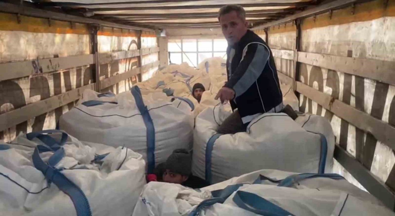 Amasyada tırda çuvalların arasında 13 kaçak göçmen yakalandı