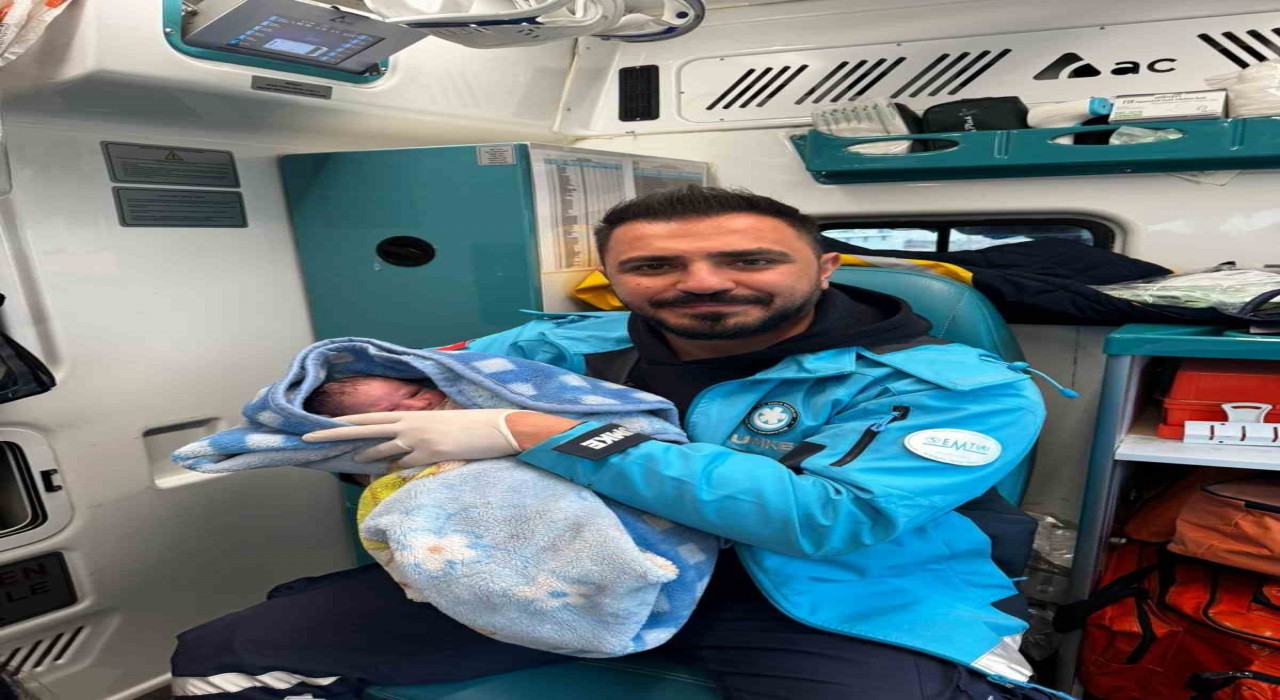 Ambulansta doğum yapan anne bebeğine sağlık personelinin adını verdi