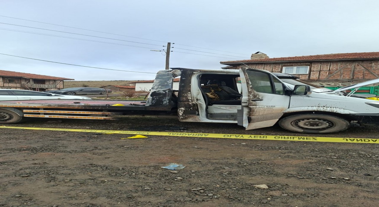 Ankarada 4 araç kundaklandı: O anlar kamerada