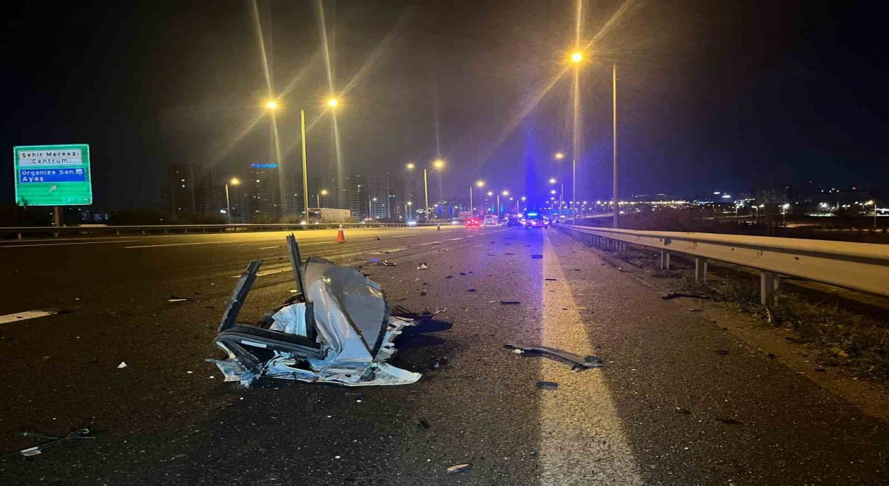 Ankarada bir otomobil tırın altına girdi: 2 ölü 1 ağır yaralı