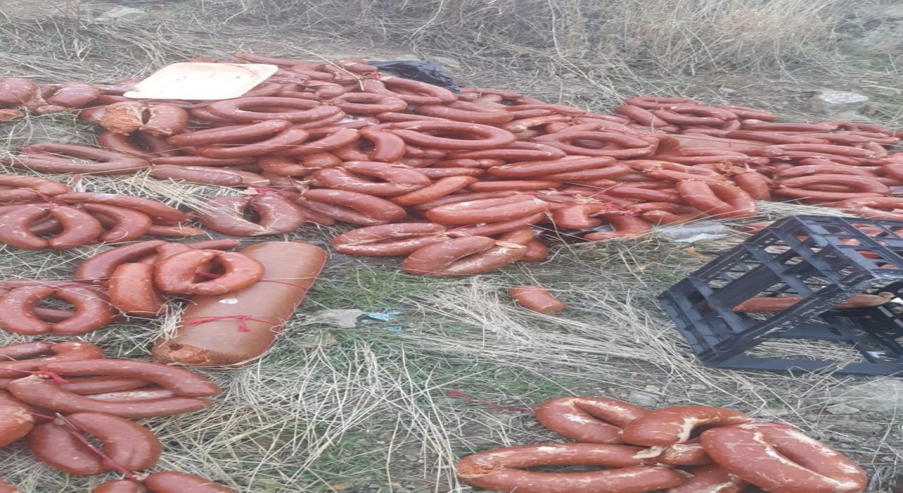 Ankarada yüzlerce kilo et ürünü boş araziye atıldı