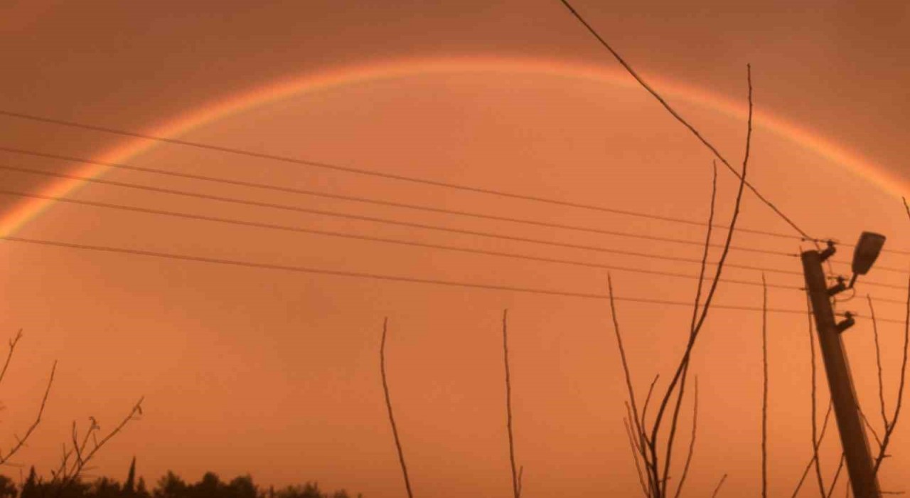 Antalyada çiftçinin çifte gökkuşağı heyecanı kameraya yansıdı