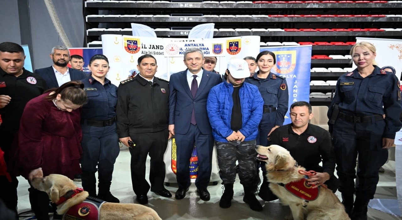 Antalyada engeller sevgiyle aşılıyor