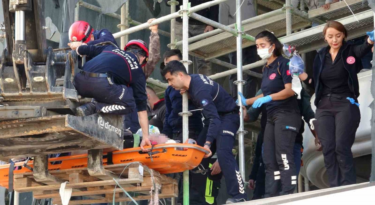 Antalyada inşaat iskelesinden düşen işçi ağır yaralandı