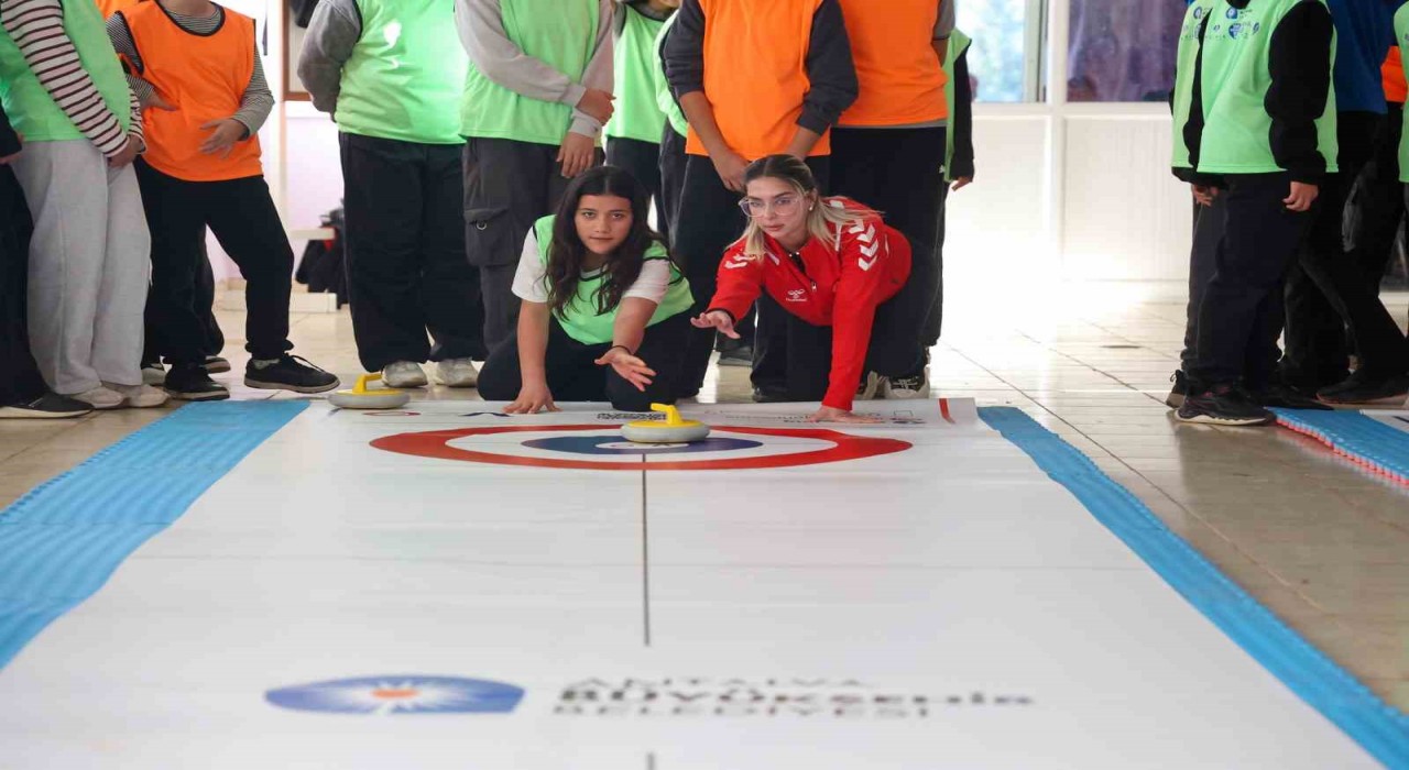 Antalyada kız çocukları Floor Curling ile tanıştı