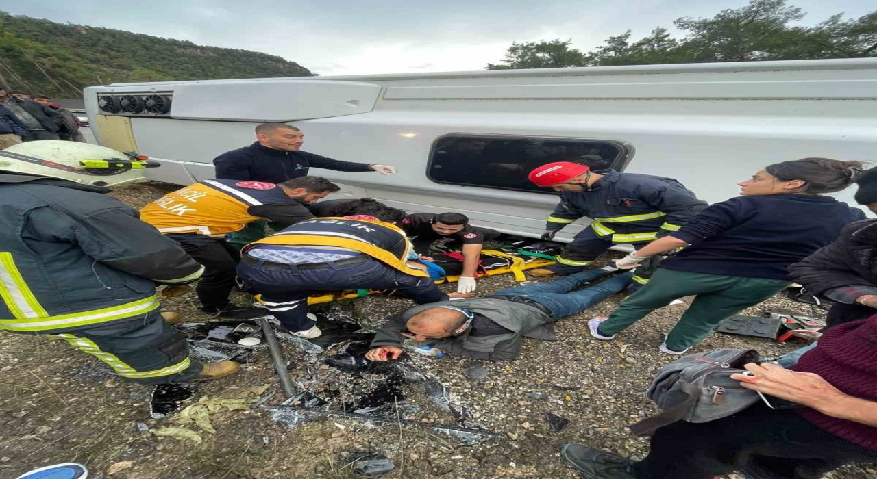 Antalyada midibüs devrildi: 6 yaralı