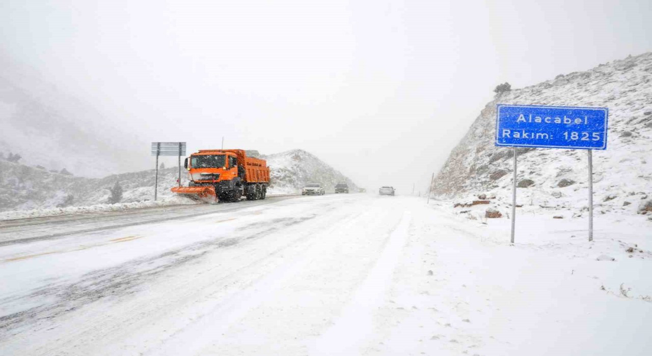 Antalyaya kar yağışı aralıklarla devam ediyor