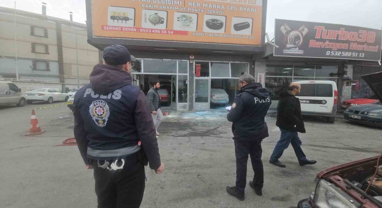 Aracın LPG tankı patladı: 3 yaralı