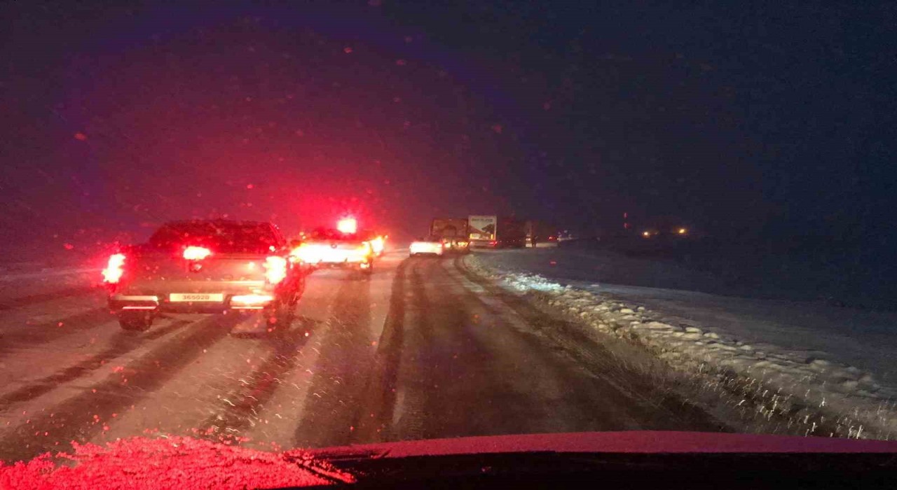 Ardahanda kar ve yoğun tipi ulaşımda aksamalara neden oldu