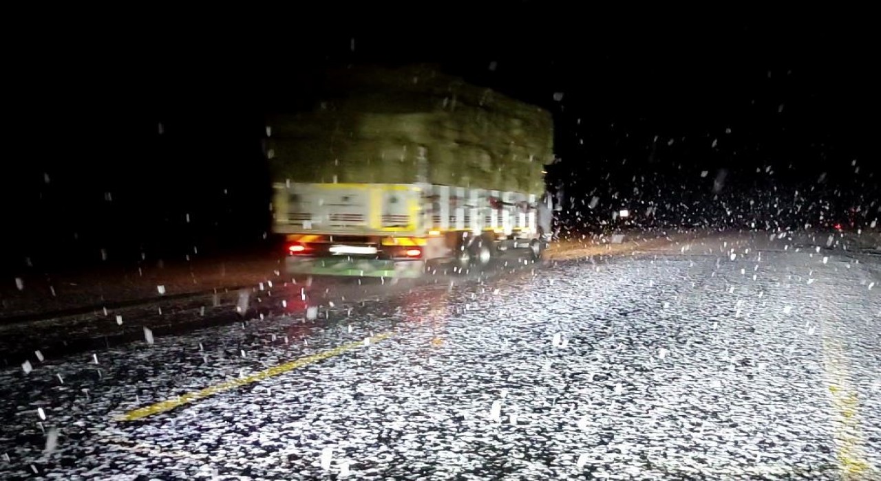 Ardahanda kar yağışı ulaşımı olumsuz etkiledi