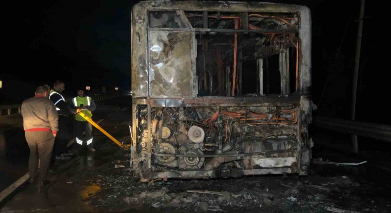 Arnavutköyde İETT otobüsü alevlere teslim oldu