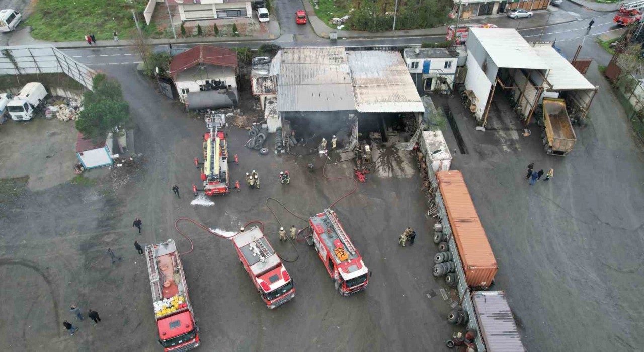 Arnavutköyde tır tamirhanesinde korkutan yangın
