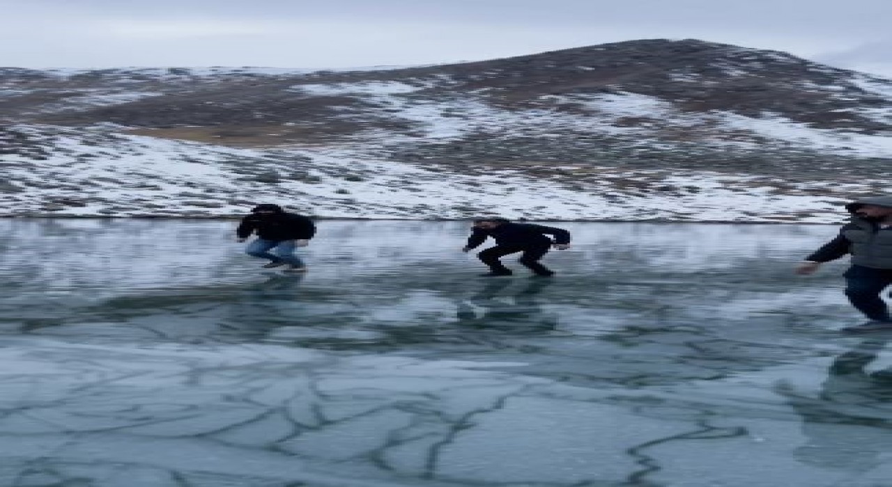 Artvinli gençler buz tutan Karagölde taş atıp test ettiler, sonra eğlendiler