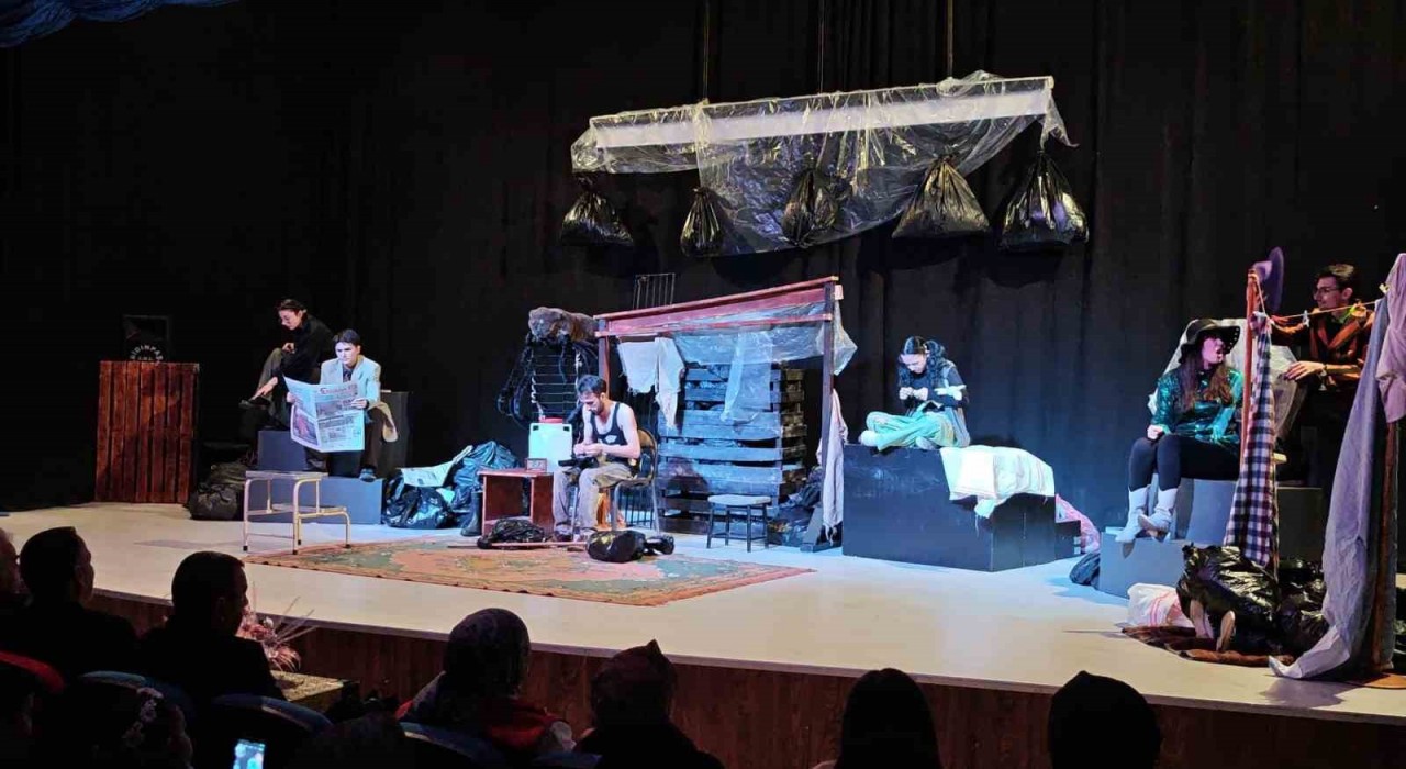 Aşkalede tiyatro keyfi: Mavi Kolye oyunu sahnelendi