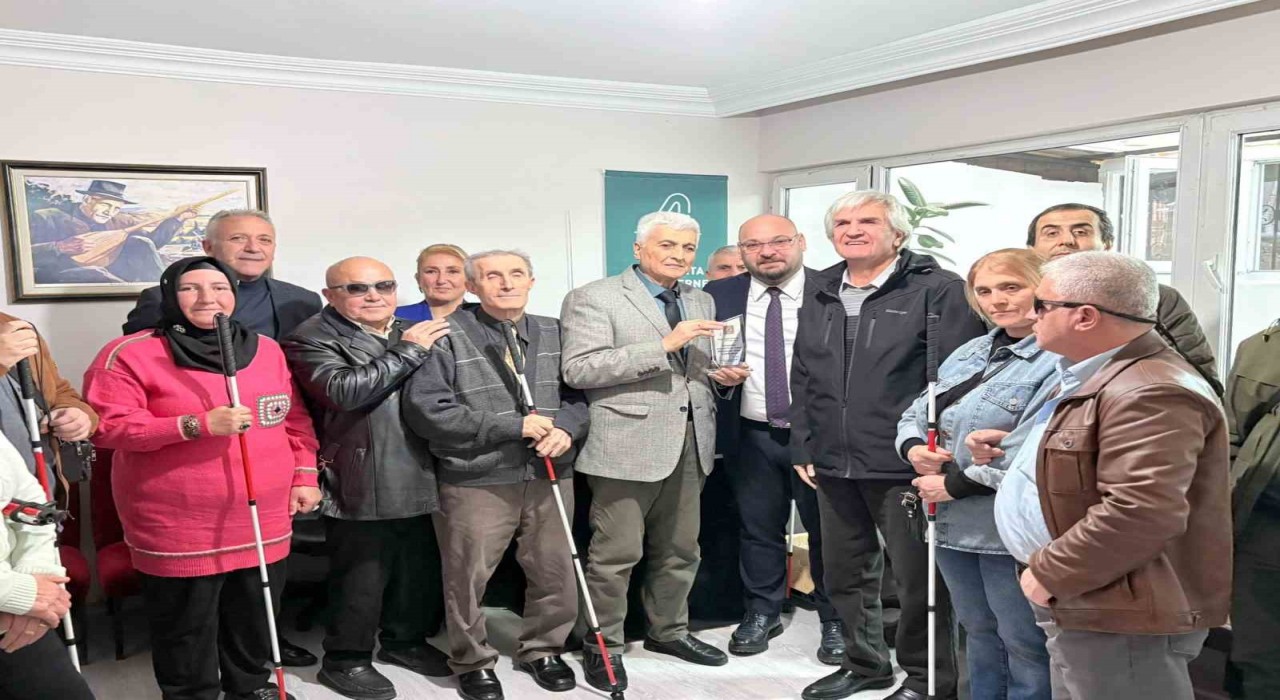 Atakumdan görme engellilere ‘beyaz baston desteği