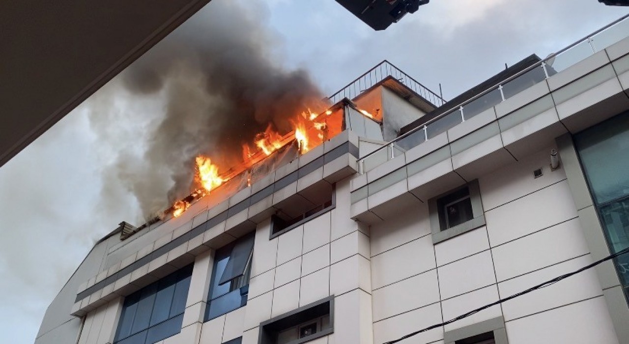 Ataşehirde otel yangını: Çatı katı alevlere teslim oldu