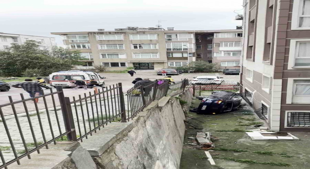 Avcılarda ehliyetsiz sürücünün kullandığı otomobil apartmanın bahçesine uçtu: 2 yaralı