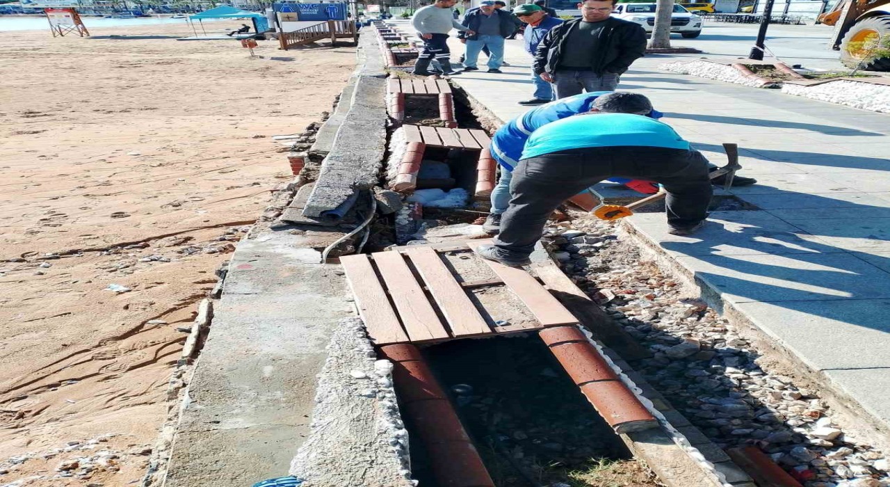 Aydın Büyükşehir Belediyesinde hızlı müdahale: Altıkumda onarım çalışmaları devam ediyor