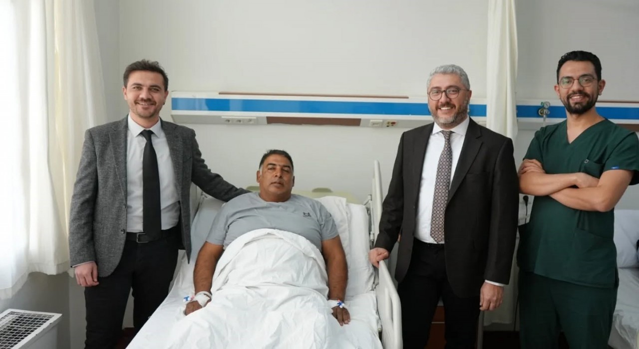 Aydında ilk kez ağız içinden alınan doku ile yeni idrar yolu oluşturuldu