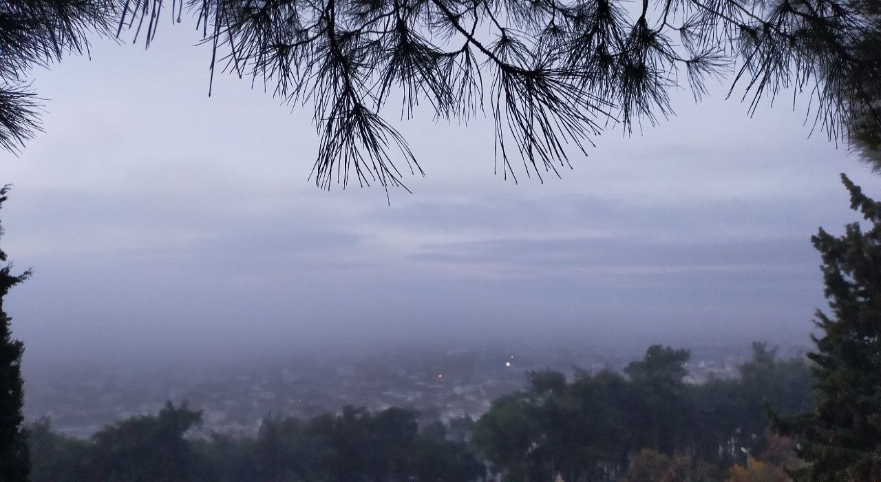 Aydında puslu sabah manzaraları mest etti