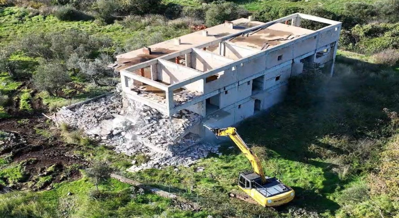 Ayvacıkta 66 kaçak yapı yıkıldı