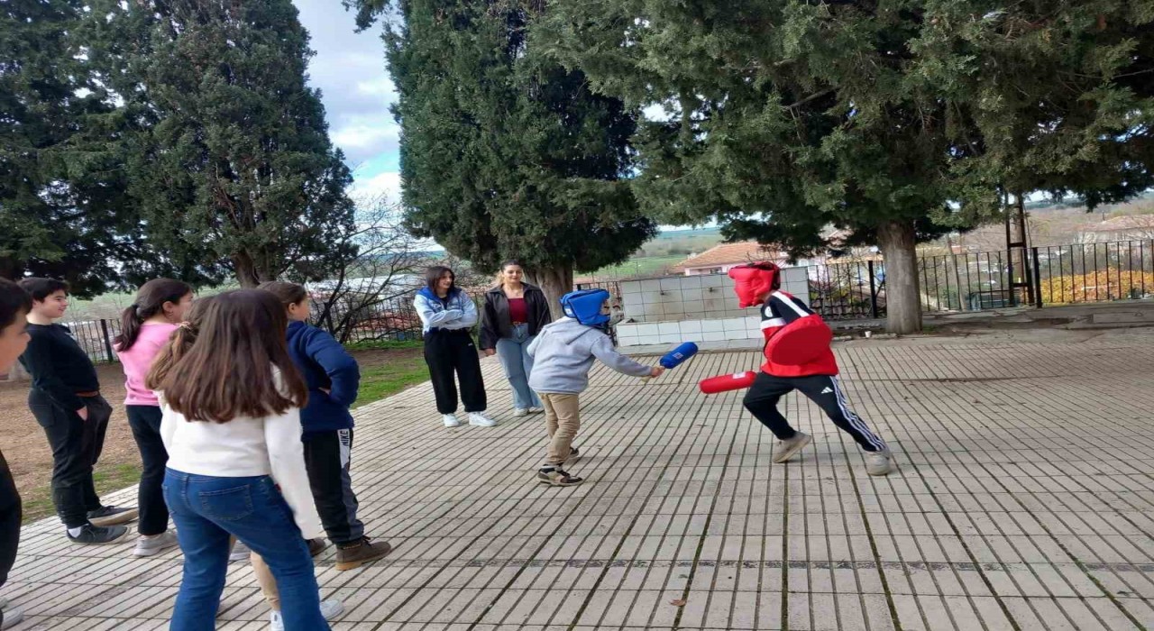 Babaeskide üniversite öğrencilerinden köy okulunda anlamlı faaliyet