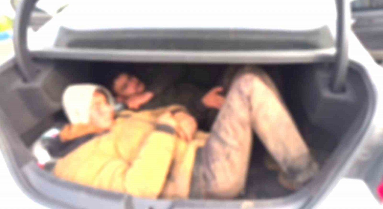 Bagajına 2 kişiyi sığdırdığı otomobilde 8 göçmeni kaçırırken yakalandı