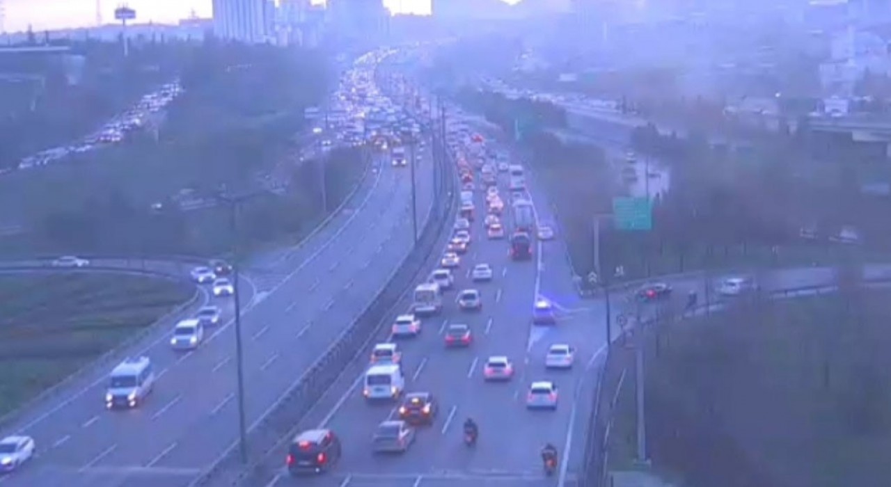 Bağcılar TEM Otoyolunda zincirleme kaza meydana geldi