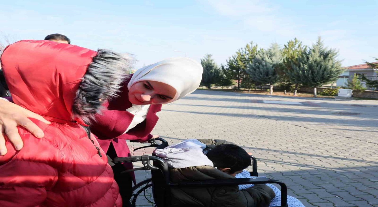 Bakan Göktaş, Ankarada kardeşleriyle birlikte devlet korumasına alınan Adnanı ziyaret etti