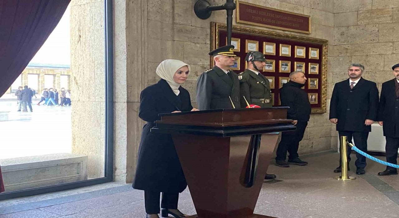 Bakan Göktaştan Anıtkabire ziyaret