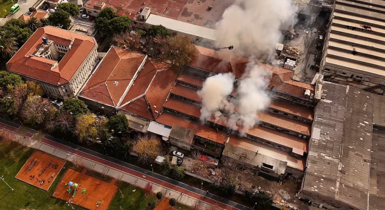 Bakırköyde fabrika yangınında yükselen dumanlar kilometrelerce uzaktan görüldü
