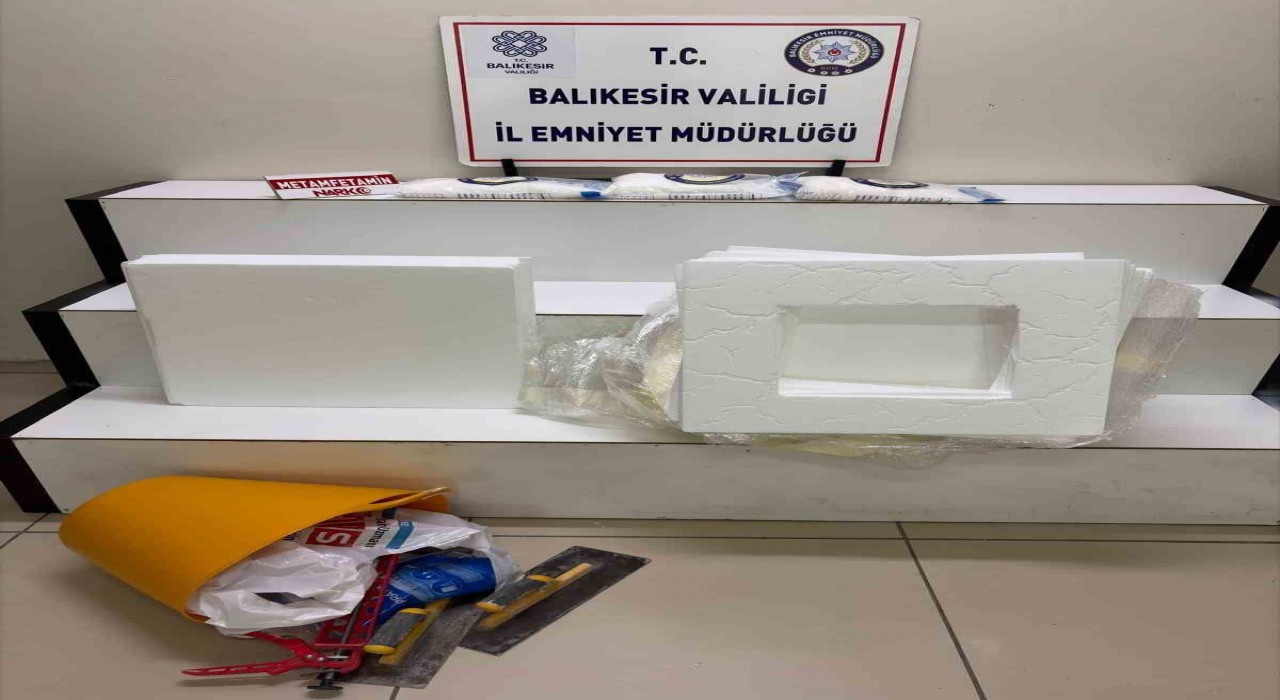 Balıkesirde otobüs yolcusundan 3 kilo metamfetamin çıktı