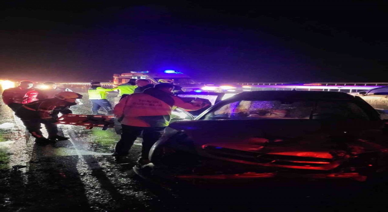 Bariyere vurup savrulan araca çarptı: 4 yaralı