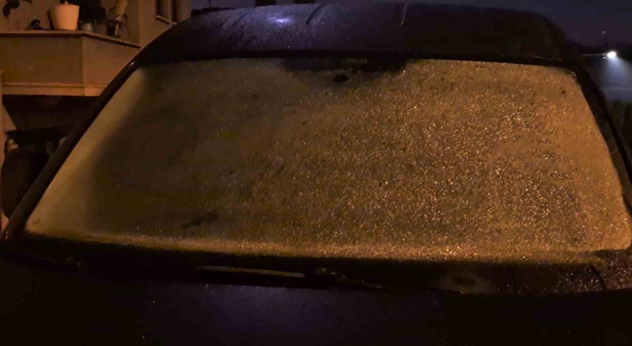 Bartında sıcaklık 4 dereceye kadar düştü araç camları buz tuttu