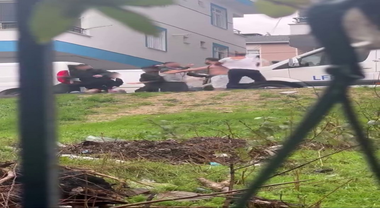 Başakşehirde kardeş kavgası: Sopa, kemer ve bıçaklar havada uçuştu