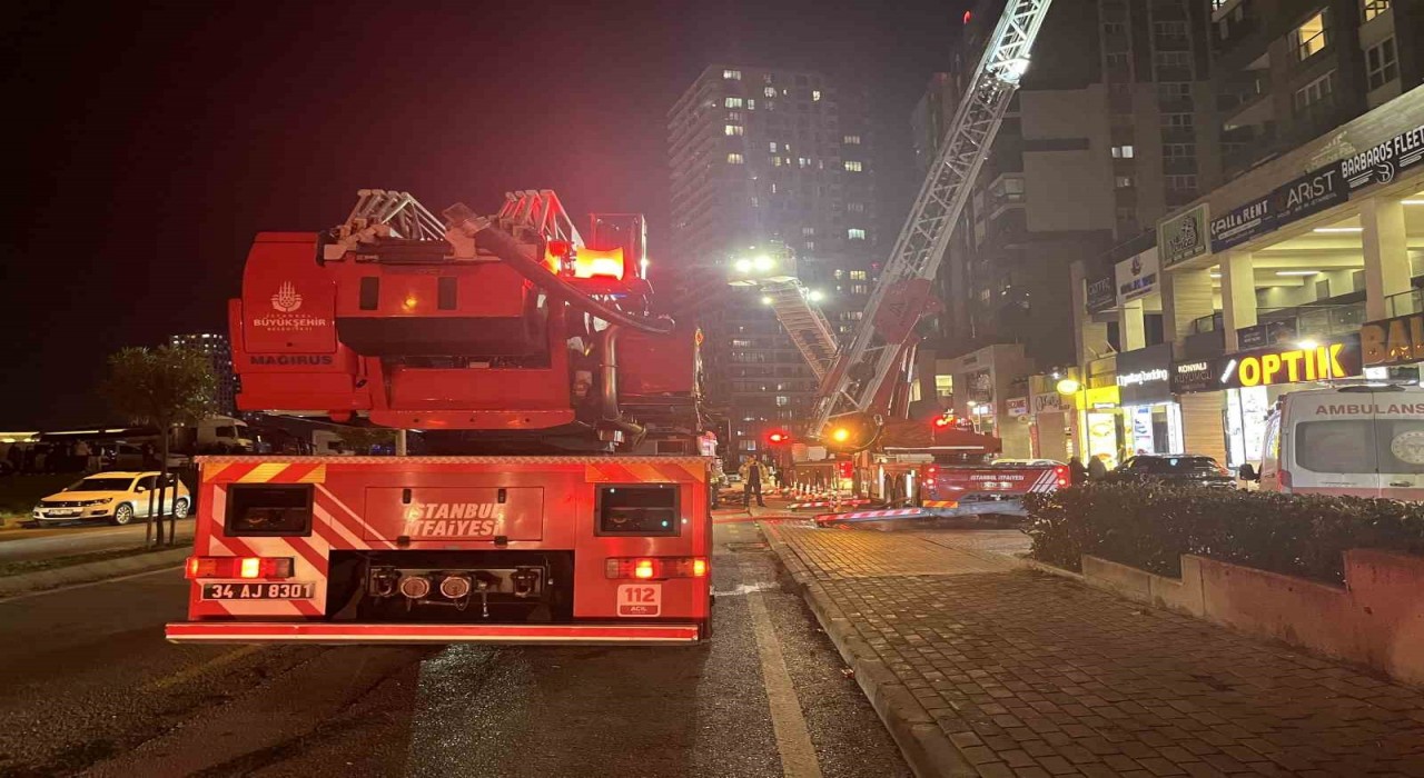 Başakşehirde restoran yangını: Binayı dumanlar sardı, mahsur kalanları itfaiye kurtardı