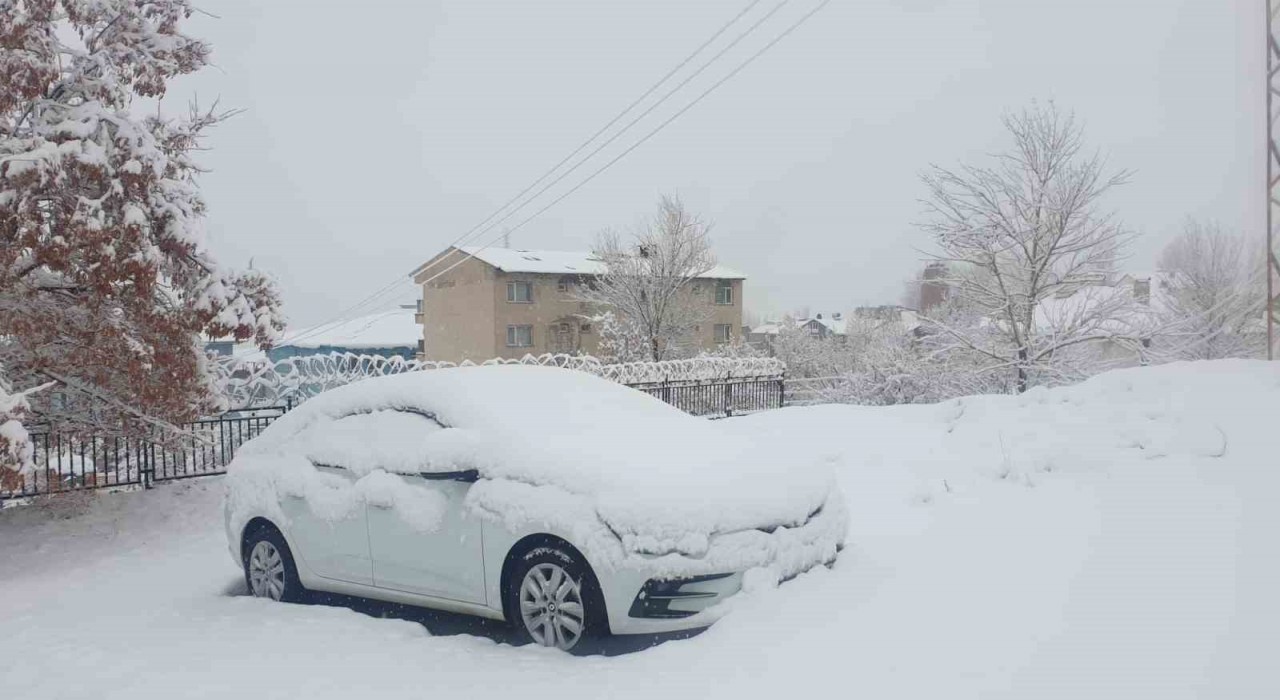 Başkalede araçlar kara gömüldü: 11 yerleşim yerinin yolu ulaşıma kapandı