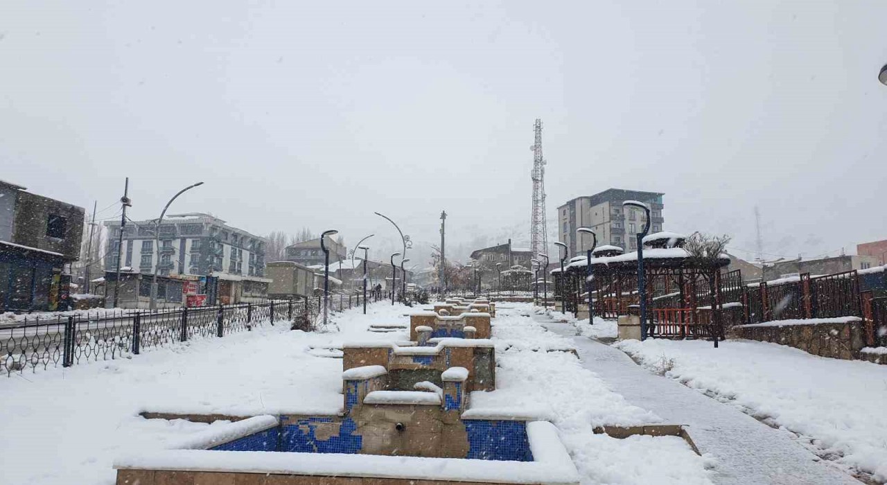 Başkalede kar kalınlığı 20 santimetreyi geçti