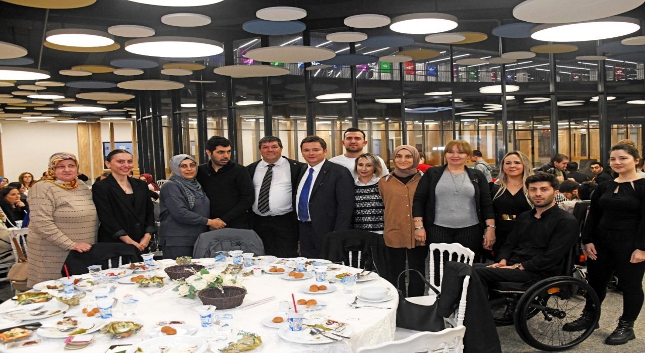 Başkan Erkan Aydın engelleri sevgiyle aştı