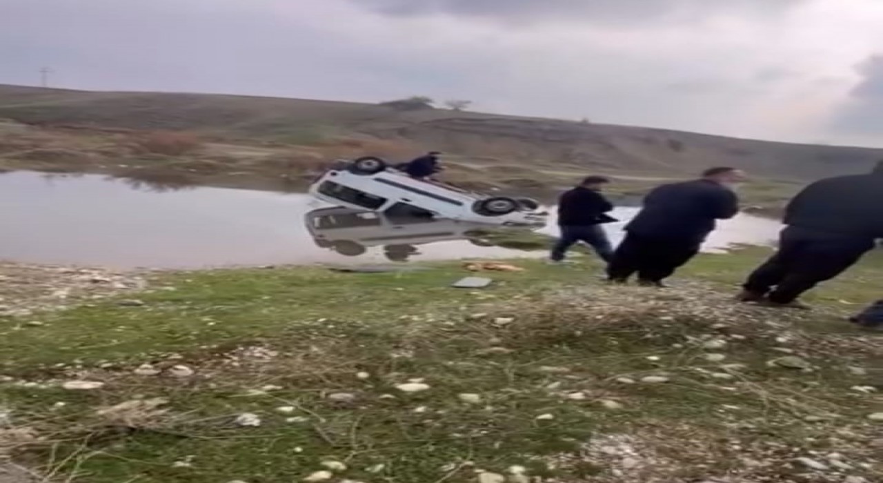 Batmanda hafif ticari araç yapay gölete uçtu, sürücü yaralandı