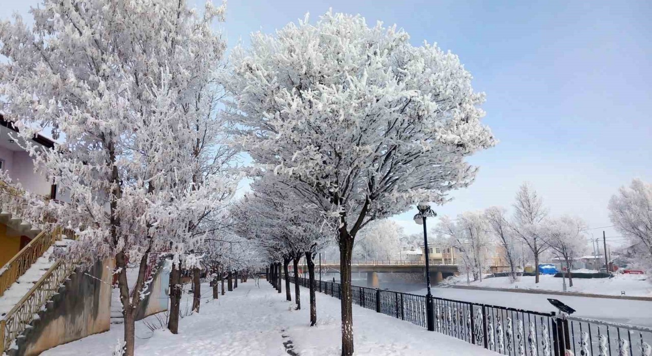 Bayburtun Arpalı Beldesi güne kar yağışıyla uyandı