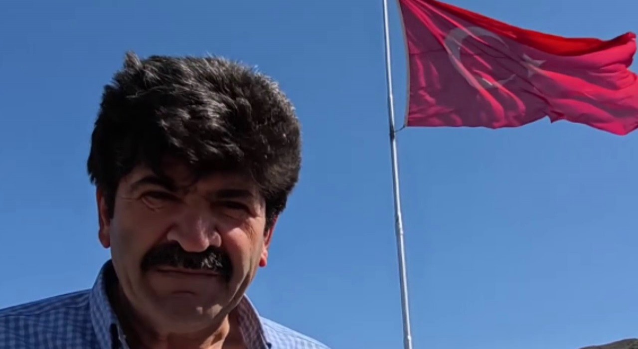 Bayrak Adamın vatan sevdası: Her tepeye bir bayrak