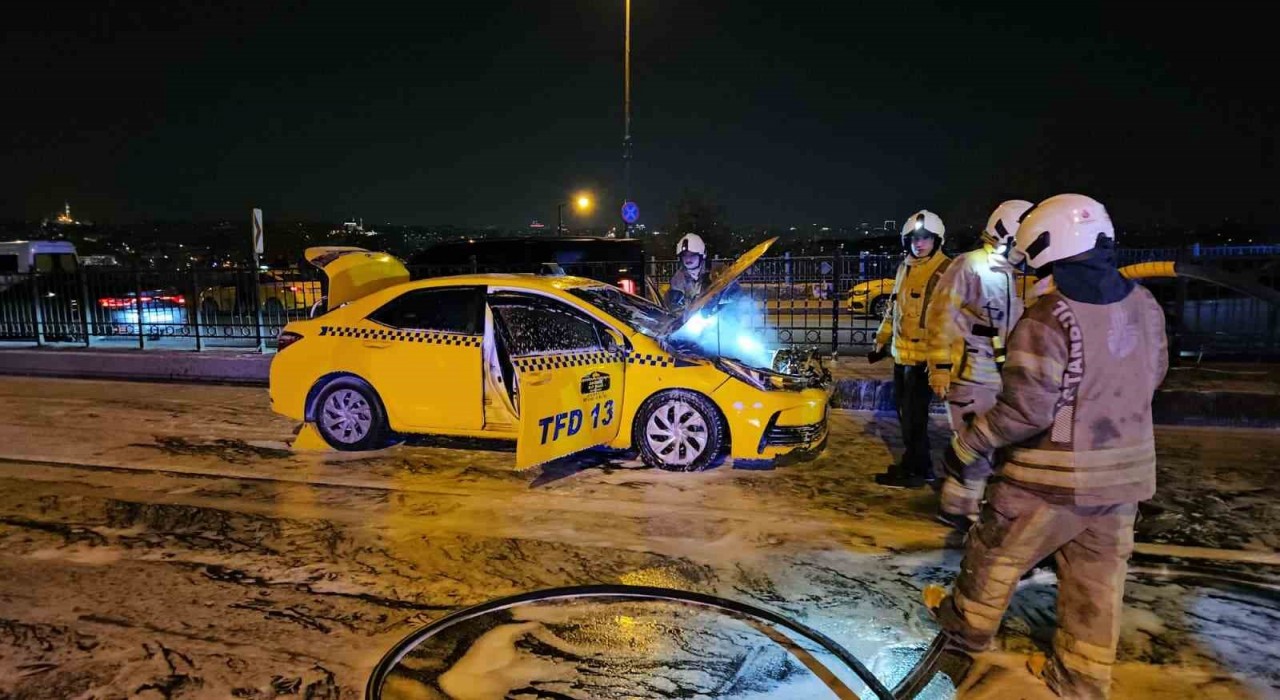 Beyoğlunda seyir halindeki ticari taksi alev alev yandı