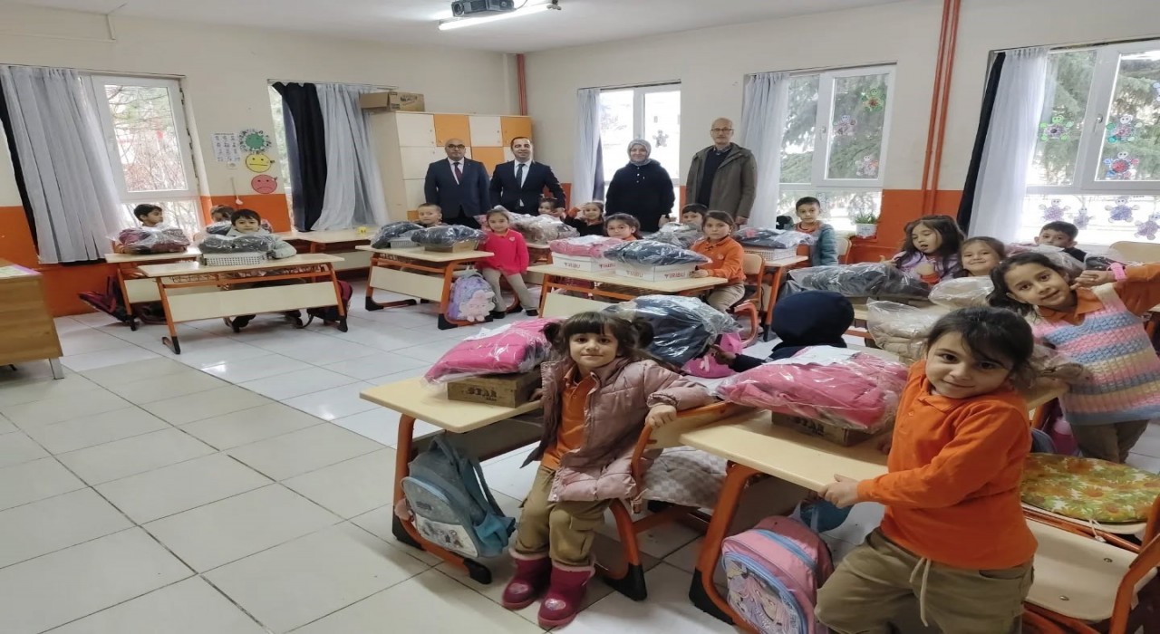 Bilecikli hayırseverden öğrencilere mont ve bot desteği