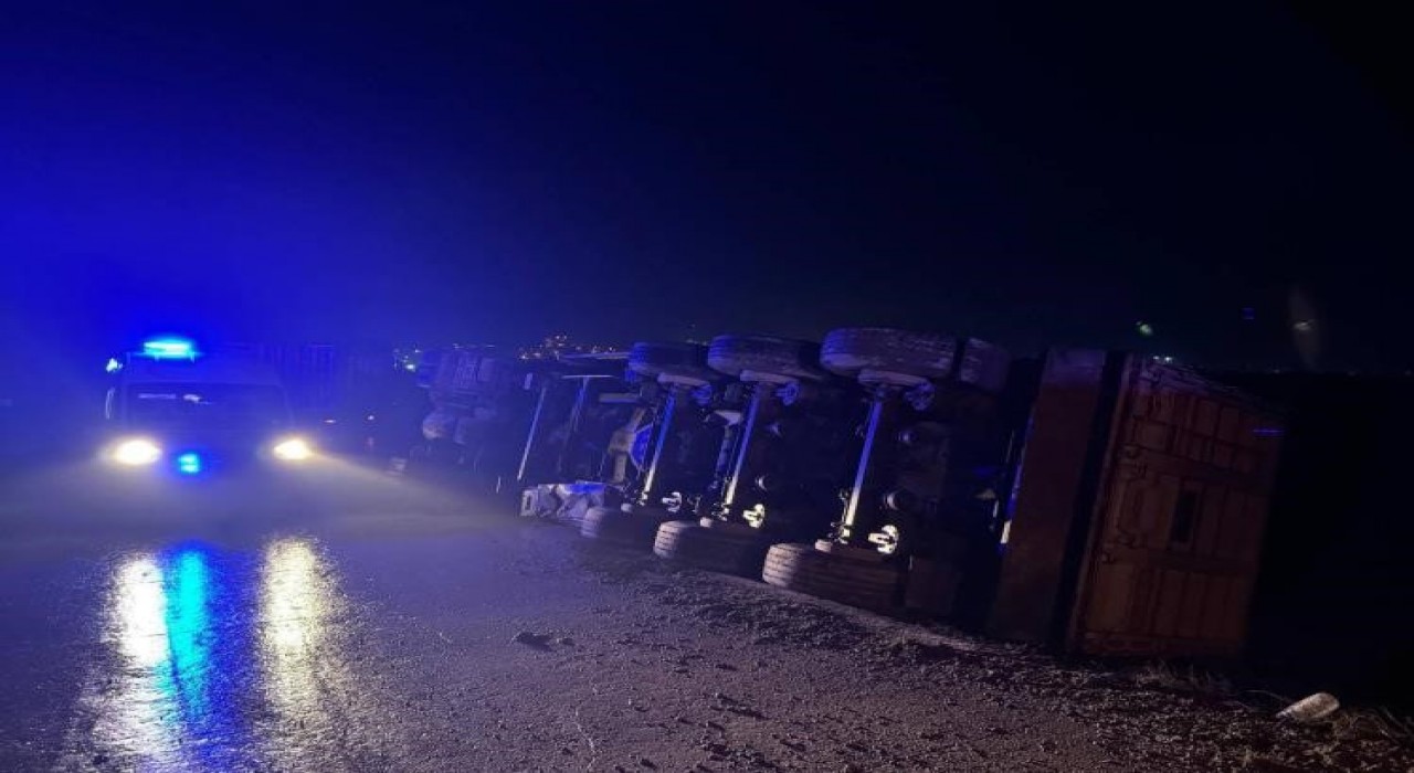 Bilecikte devrilen tırın sürücüsü yaralandı
