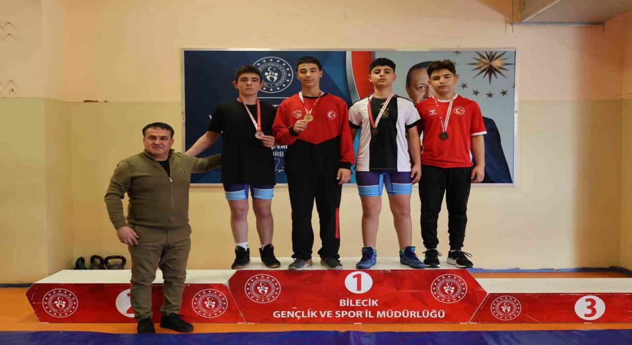 Bilecikte güreşte gençlerden yoğun mücadele