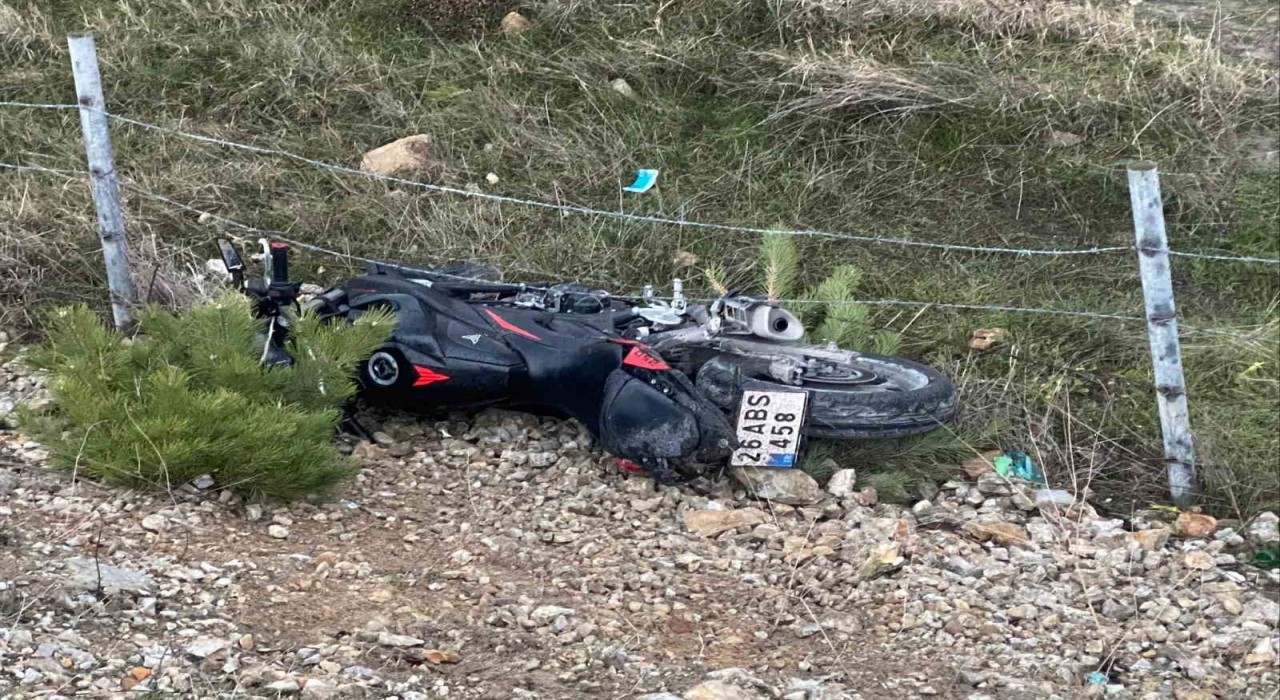 Bilecikte kontrolden çıkan motosiklet köprüden aşağı uçtu