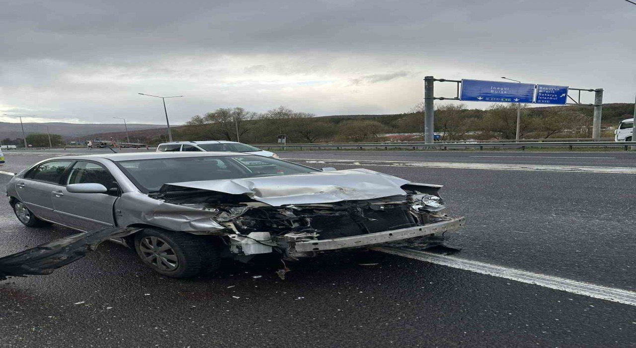 Bilecikte otomobil beton bariyerlere çarptı: 2 yaralı