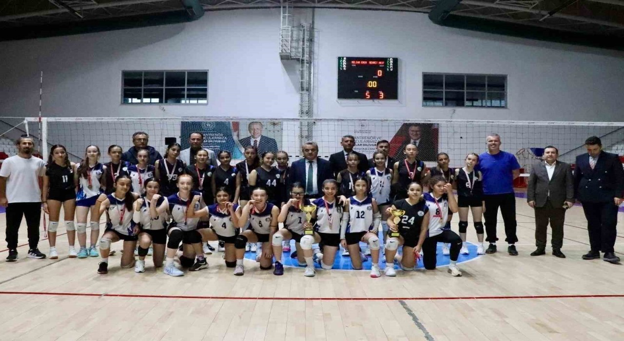 Bilecikte Yıldız Kızlar Voleybol finali heyecanı
