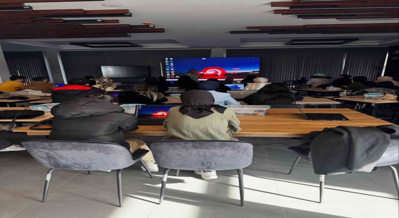 Bilişim Akademisinde Fen Bilgisi öğretmen adaylarına eğitim